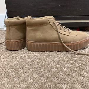 Tan boot shoes